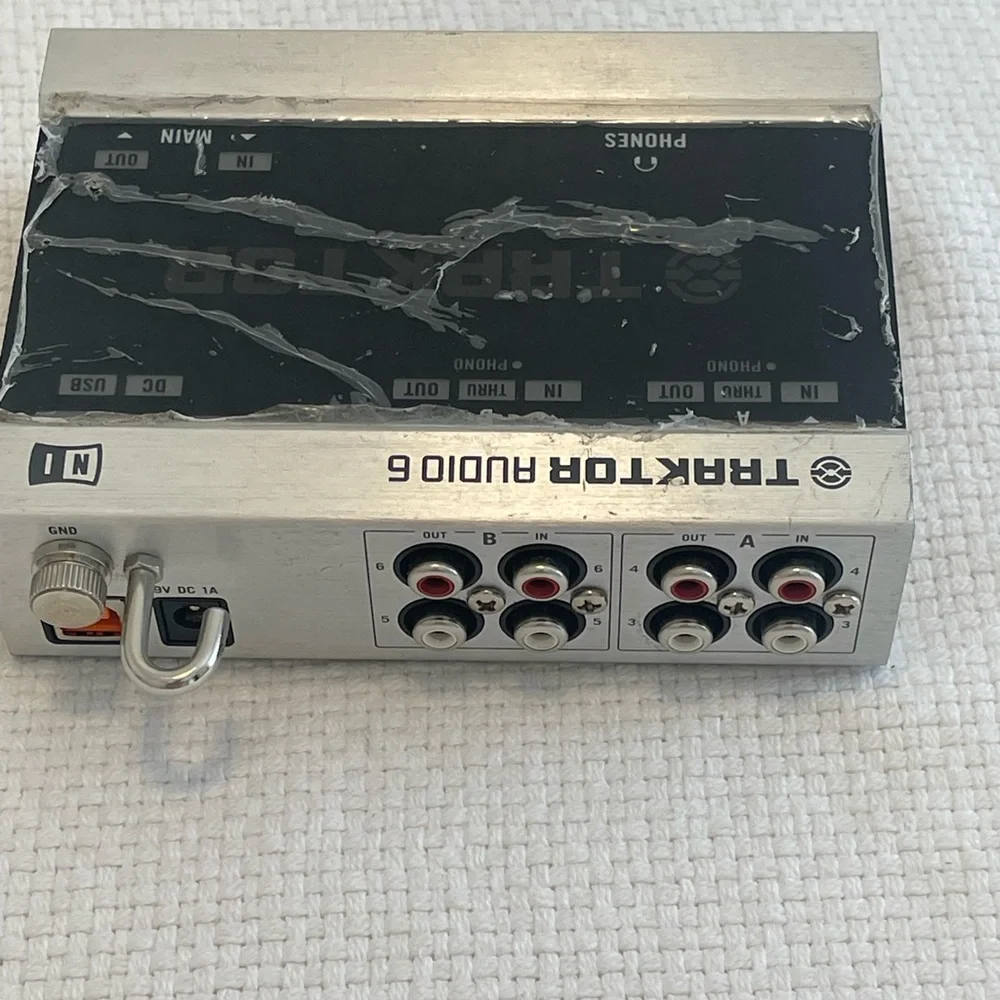 Native Instruments Traktor Audio 6 DJ Interface Set - Picture 4 of 6